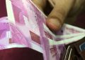 घरों में दो हजार के नोट खंगाले जा रहे