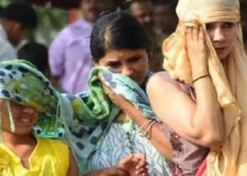 उमस भरी गर्मी से पसीने से तरबतर हो गए लोग