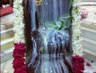 शिव मंदिरों में लगी श्रद्धालुओं की कतार, व्रत रखकर मांगी मन्नत