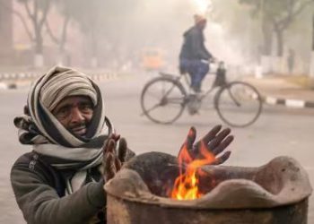तापमान पांच डिग्री पहुंचने से कड़कड़ाती ठंड में पूरे दिन ठिठुरे लोग