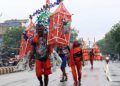 महाशिवरात्रि के लिए कांवड़ तैयार कर रहे दुकानदार, कीमत हुई दोगुनी