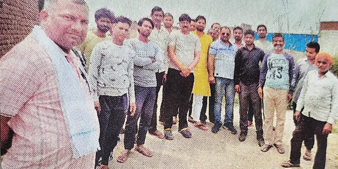 परतापुर रोड पर पशु अवशेष मिलने पर हिंदू जागरण मंच ने किया प्रदर्शन, कार्यवाही की मांग