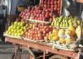 सड़क पर लगे ठेले को लेकर हुआ हंगामा, कर निरीक्षक पर रिश्वत मांगने का आरोप