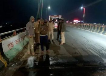 गढ़ रोड फ्लाईओवर पर केबल में लगी आग, जाम की रही स्थिति