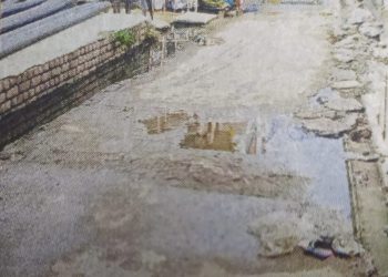 सीवर लाइन चोक होने से सड़कों पर बह रहा गंदा पानी