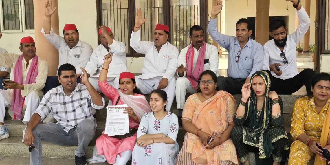 दिल्ली सीएम का पुतला फूंकने पर सपाइयों पर हुए मुकदमे को वापस करने की मांग
