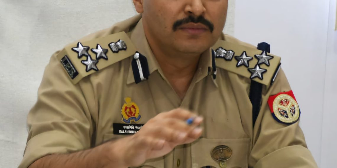 लापरवाही बरतने वाली ई-रिक्शा पर कार्यवाही करते हुए पुलिस ने किया सीज