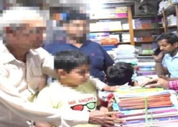स्कूल लगवा रहे निजी प्रकाशकों की किताबें, अभिभावकों की जेब पर बढ़ा बोझ