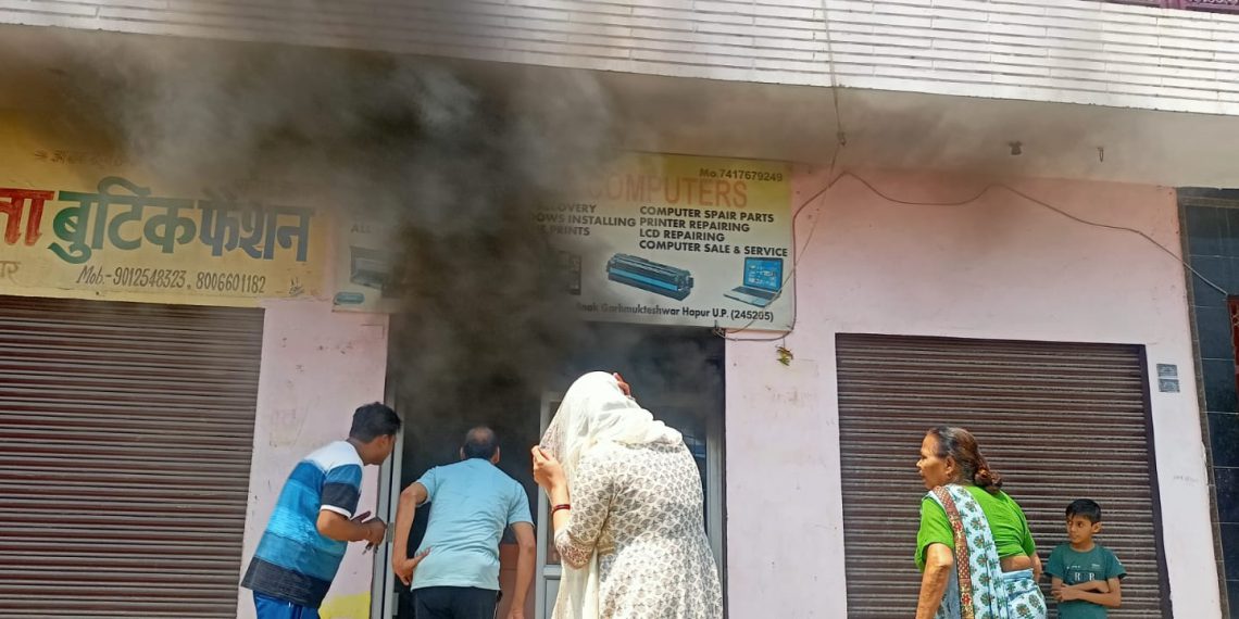 शॉर्ट सर्किट के कारण कंप्यूटर रिपेयर की दुकान में लगी आग, हजारों का सामान जलकर राख