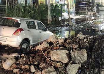बीच सड़क खोदी गई पुलिया में गिरी कार, बाल-बाल बचे कार सवार तहसील कर्मचारी